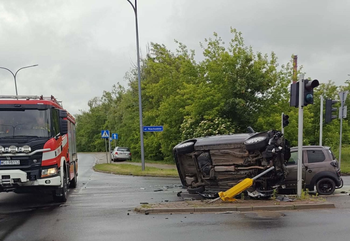 Zderzenie trzech pojazdów na ul. Mleczarskiej. Dwie osoby trafiły do szpitala